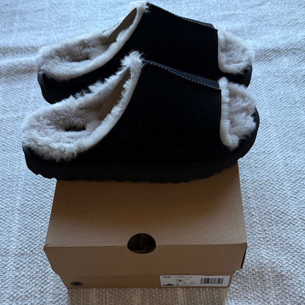 NWT -UGG W Greenport Slide. Sz 9